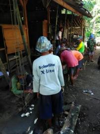 Warga Karangmojo Gotong-Royong Bedah Rumah Wasito