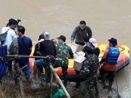 Gunakan Perahu Karet AHY Kunjungi Warga Bonjing