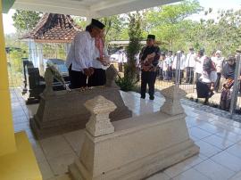 Ziarah ke makam Mantan Lurah Bejiharjo 