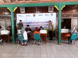 Pengambilan Bantuan Beras Kalurahan Bejiharjo